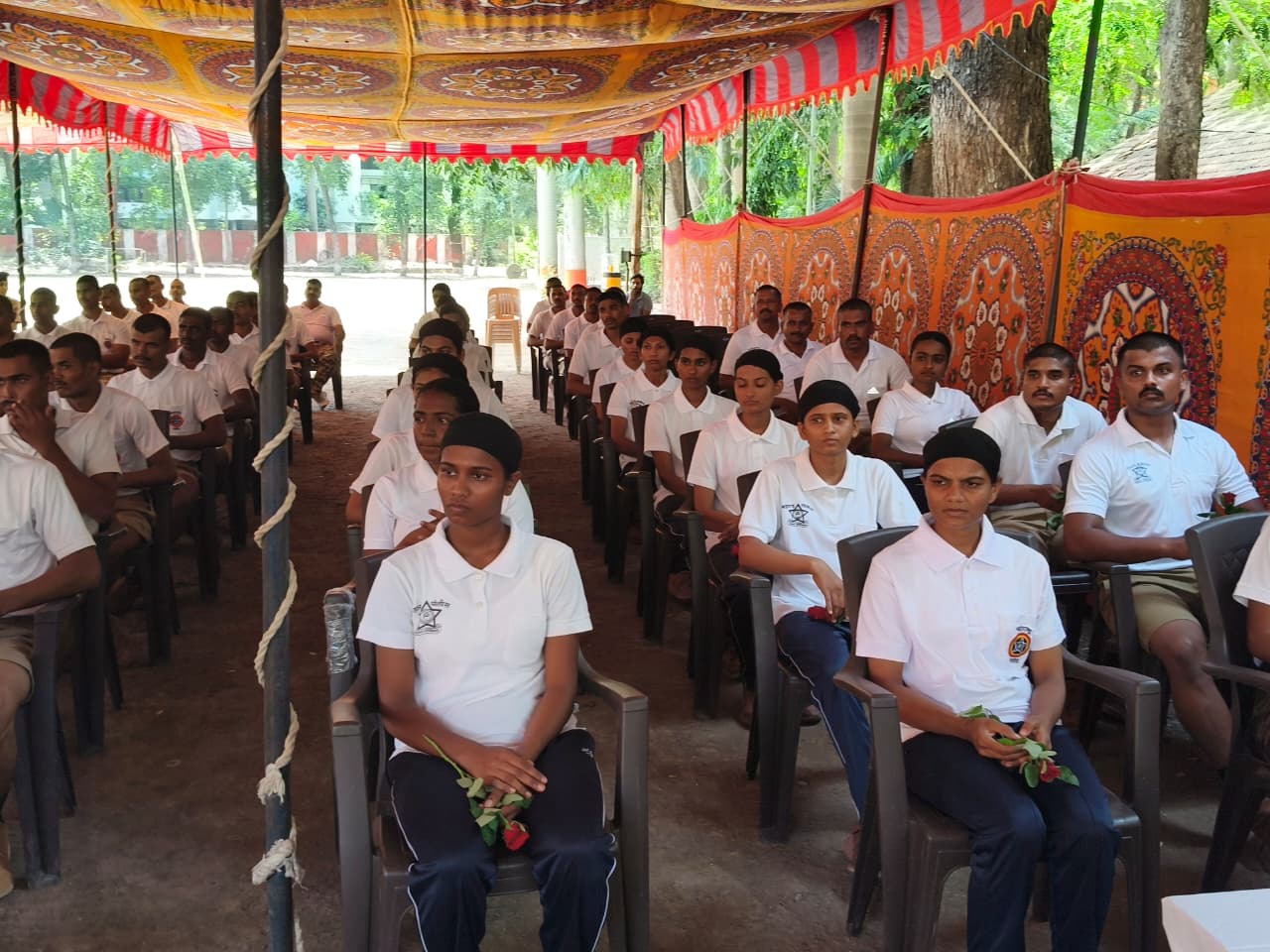 मा. पोलीस अधीक्षक लोहमार्ग पुणे यांनी दिनांक 26/05/2026 रोजी मुख्यालय खडकी येथे संवाद बैठक आयोजित करून त्यामध्ये पोलीस अधिकारी/अंमलदार यांचे समस्या/कर्तव्यावर येणाऱ्या अडचणींचे निराकरण करतेवेळी चे छायाचित्रे.