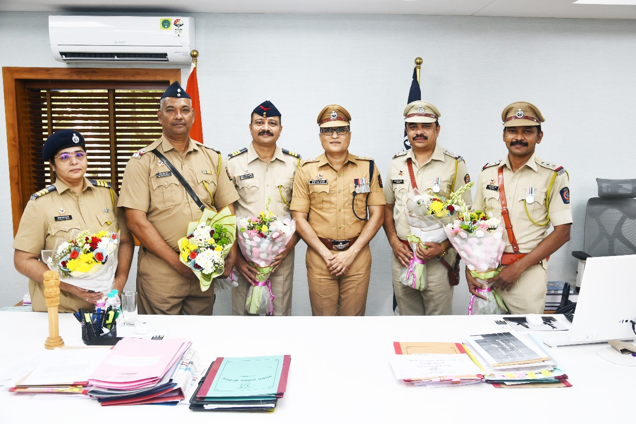 ठाणे ग्रामीण जिल्हातील मा. पोलीस महासंचालक सन्मानचिन्ह प्राप्त अधिकारी/अंमलदार यांना मा. पोलीस अधीक्षक, ठाणे ग्रामीण श्री. डी. एस. स्वामी यांच्या हस्ते 1 मे महाराष्ट्र दिनानिमित्त समानचिन्ह प्रदान
