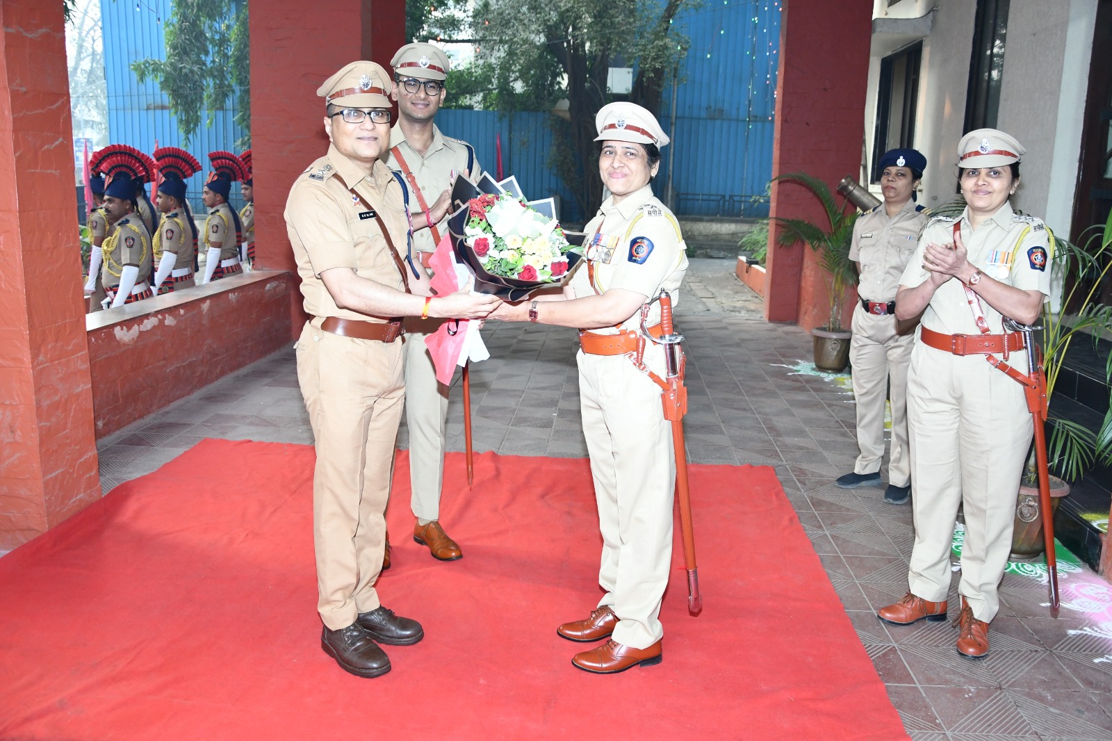 💐 Heartiest Congratulations 💐  Mrs. Neelam Prashant Wavhal, Deputy Superintendent of Police (Home), Thane Rural was felicitated by Hon. Dr. D. S. Swami (IPS), Superintendent of Police, Thane Rural, on behalf of the Thane Rural District Police Force, for being awarded the President's Medal.  Your dedication to duty, honesty, and committed service are a matter of pride and inspiration for the entire police force. Heartfelt wishes for your future service. 💐