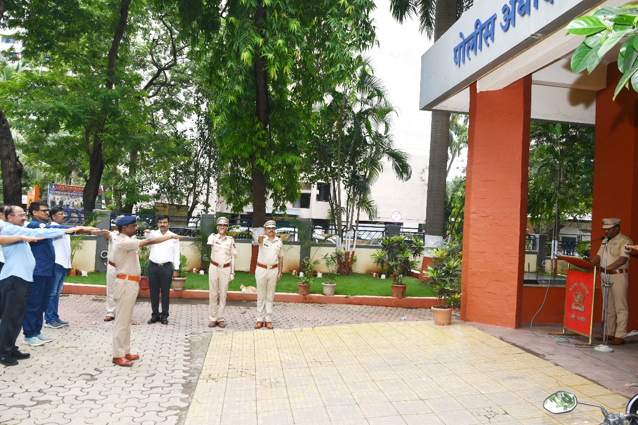 मा. अपर पोलीस  अधीक्षक, ठाणे ग्रामीण श्री. भारत तांगडे  यांच्या हस्ते दहशतवाद व हिंसाचार विरोधी दिनानिमित्त शपत घेन्याचा कार्यक्रम संपन्न