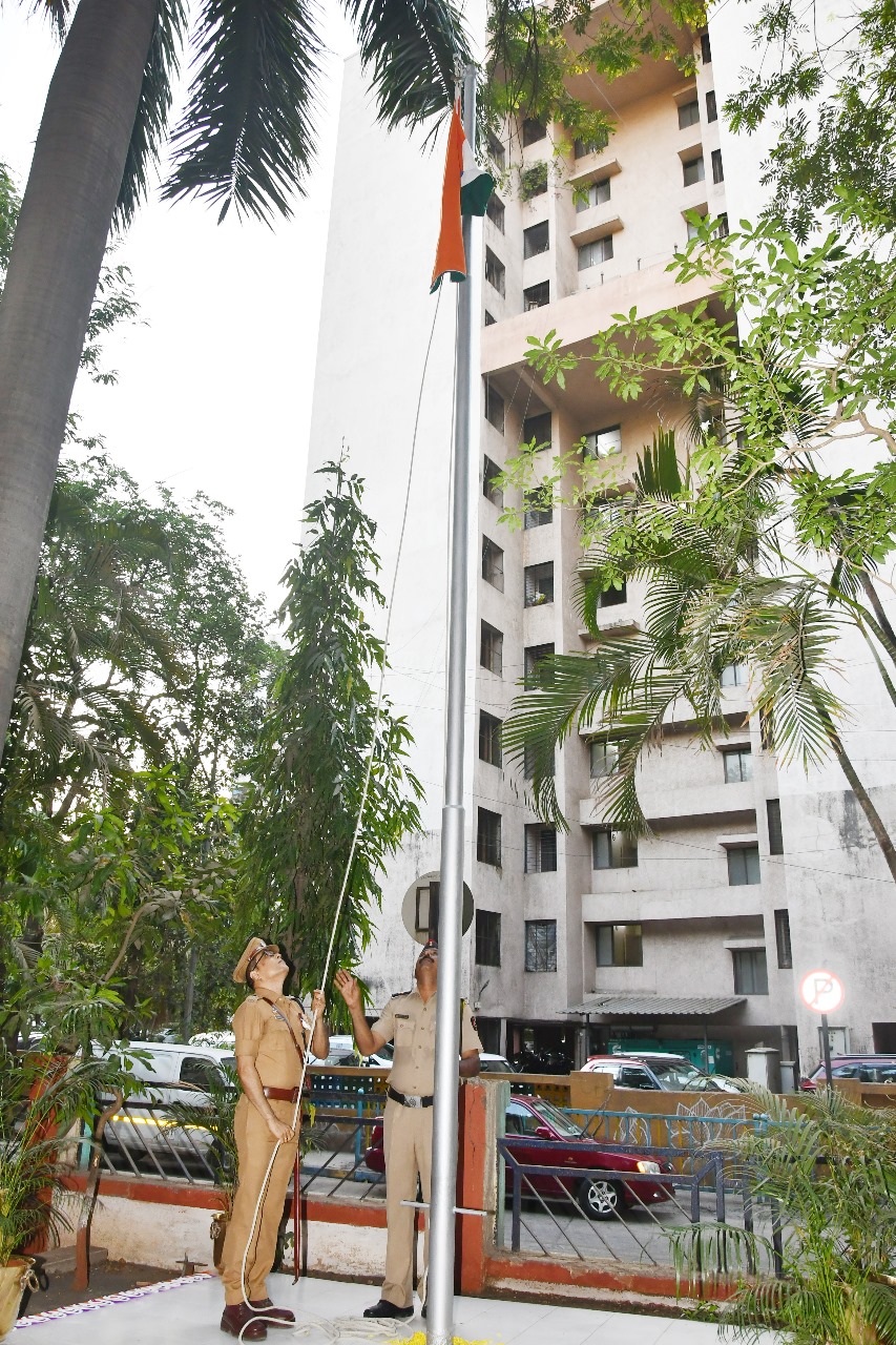 १ मे महाराष्ट्र दिनाच्या निमित्ताने ठाणे ग्रामीण पोलीस अधीक्षक कार्यालयात ध्वजारोहण कार्यक्रम