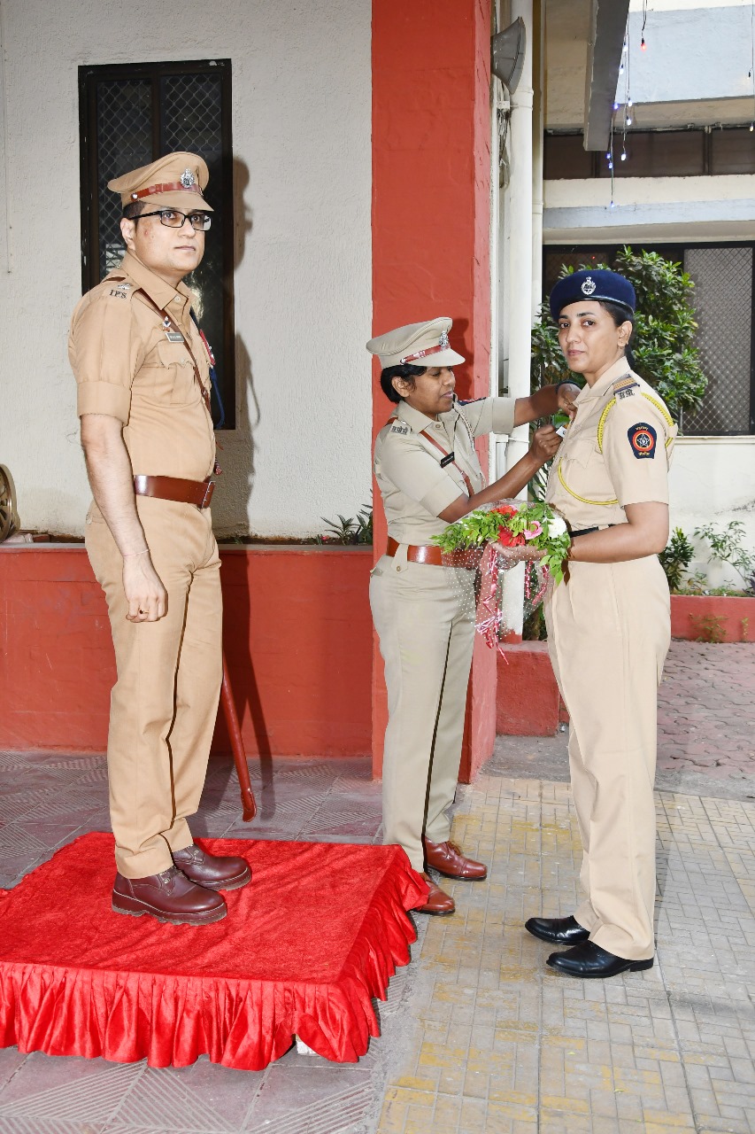 ठाणे ग्रामीण जिल्हातील मा. पोलीस महासंचालक सन्मानचिन्ह प्राप्त अधिकारी/अंमलदार यांना मा. पोलीस अधीक्षक, ठाणे ग्रामीण श्री. डॉ. डी. एस. स्वामी यांच्या हस्ते १ मे महाराष्ट्र दिनानिमित्त सन्मानचिन्ह प्रदान