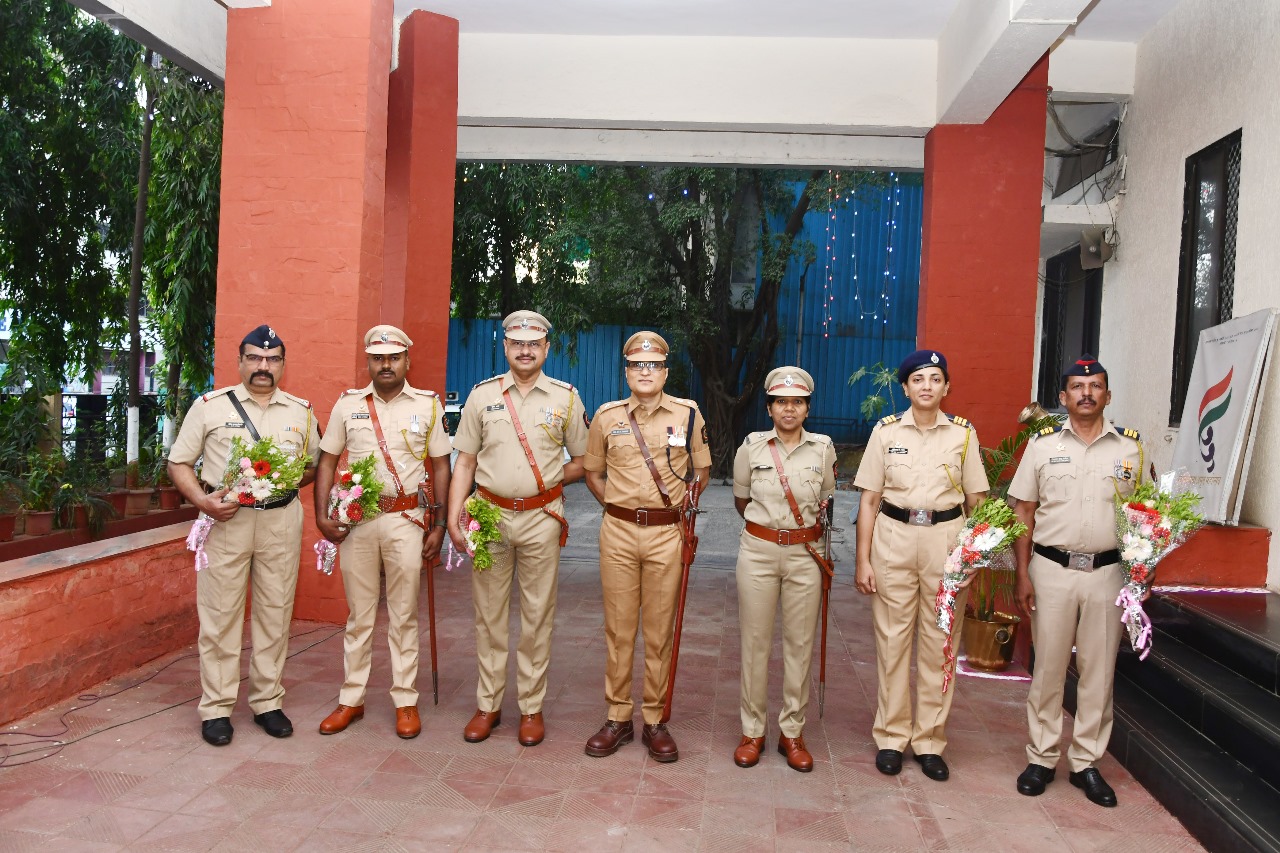 ठाणे ग्रामीण जिल्हातील मा. पोलीस महासंचालक सन्मानचिन्ह प्राप्त अधिकारी/अंमलदार यांना मा. पोलीस अधीक्षक, ठाणे ग्रामीण श्री. डॉ. डी. एस. स्वामी यांच्या हस्ते १ मे महाराष्ट्र दिनानिमित्त सन्मानचिन्ह प्रदान