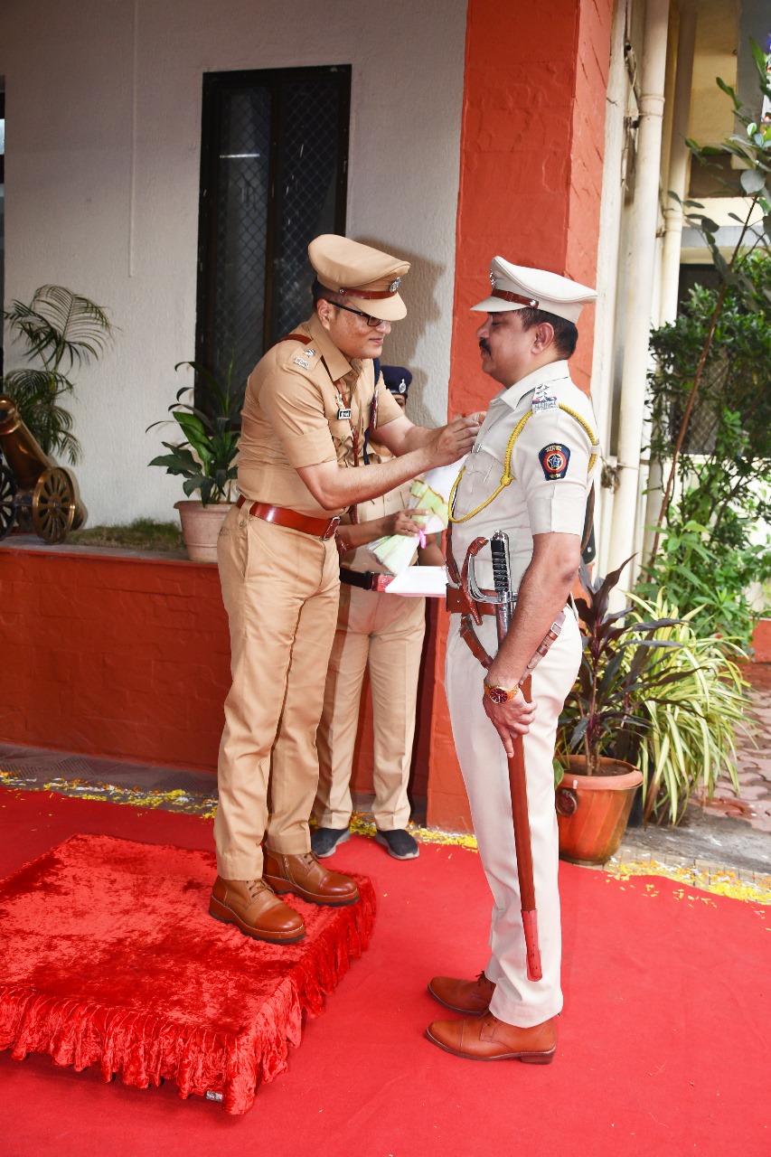 ठाणे ग्रामीण जिल्हातील मा. पोलीस महासंचालक सन्मानचिन्ह प्राप्त अधिकारी/अंमलदार यांना मा. पोलीस अधीक्षक, ठाणे ग्रामीण श्री. डी. एस. स्वामी यांच्या हस्ते 1 मे महाराष्ट्र दिनानिमित्त समानचिन्ह प्रदान