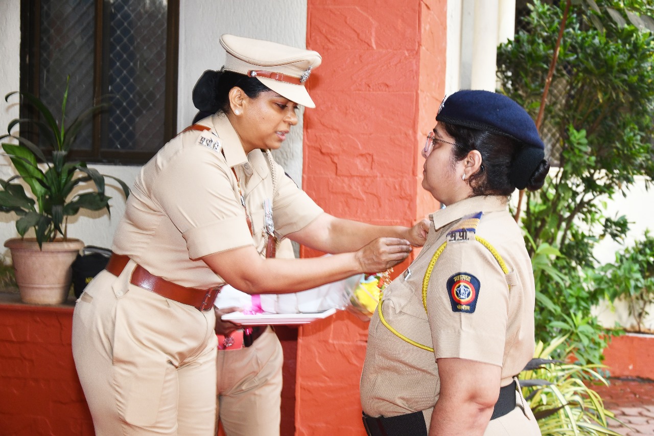 ठाणे ग्रामीण जिल्हातील मा. पोलीस महासंचालक सन्मानचिन्ह प्राप्त अधिकारी/अंमलदार यांना मा. पोलीस अधीक्षक, ठाणे ग्रामीण श्री. डी. एस. स्वामी यांच्या हस्ते 1 मे महाराष्ट्र दिनानिमित्त समानचिन्ह प्रदान