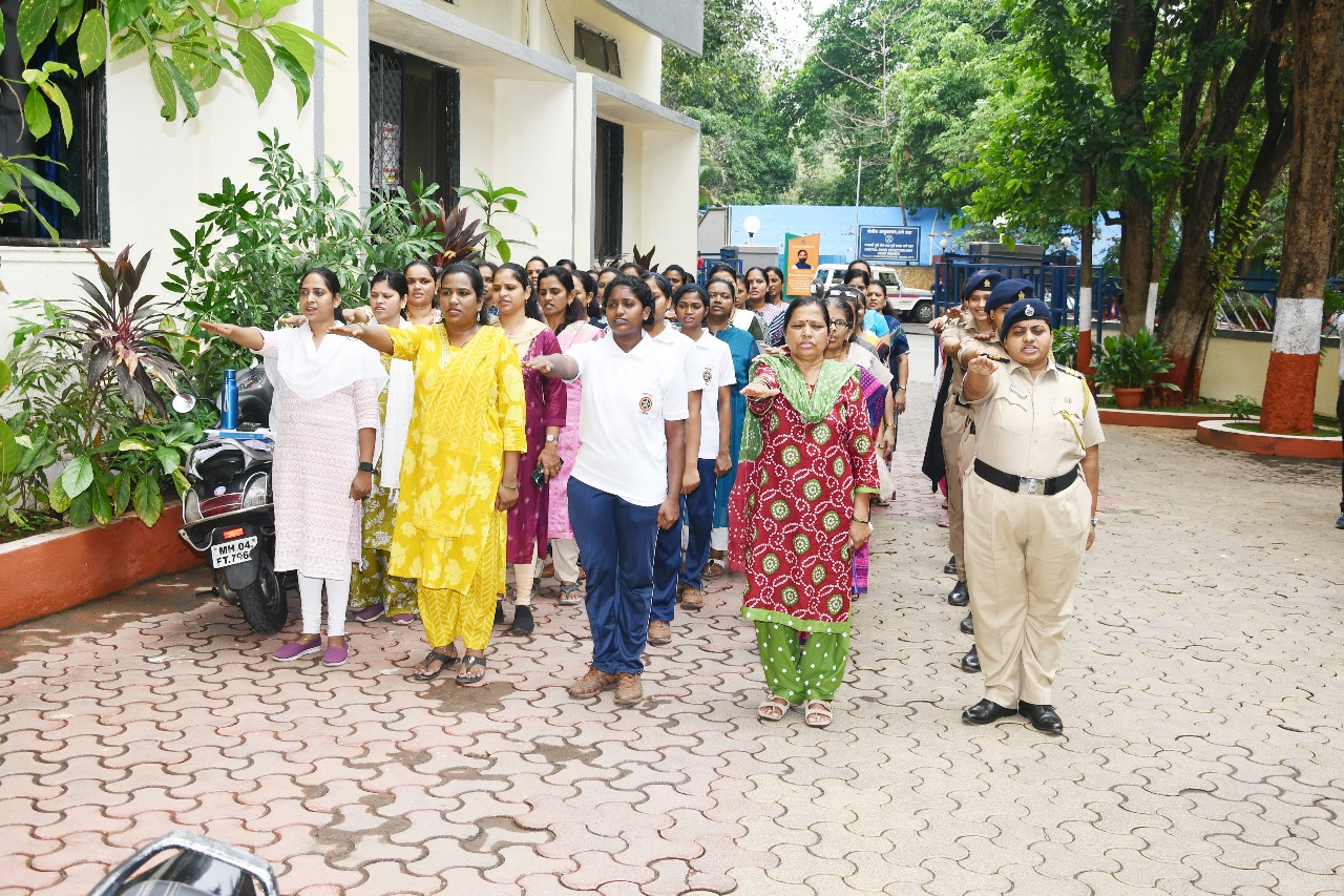 मा. अपर पोलीस  अधीक्षक, ठाणे ग्रामीण श्री. भारत तांगडे  यांच्या हस्ते दहशतवाद व हिंसाचार विरोधी दिनानिमित्त शपत घेन्याचा कार्यक्रम संपन्न