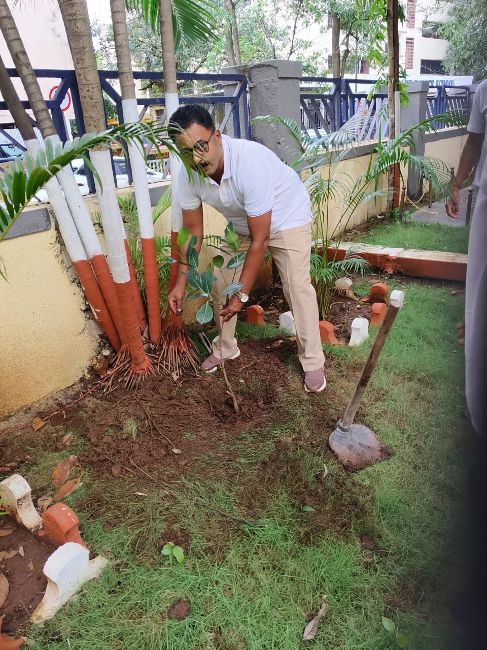 आंतरराष्ट्रीय योग दिनाच्या निमित्ताने पोलीस अधीक्षक ठाणे ग्रामीण मा.स्वामी साहेब,अप्पर पोलीस अधीक्षक भारत तांगडे व पोलीस उपअधीक्षक गृह प्रमोद बाबर साहेब  यांच्या अध्यक्षतेखाली पोलीस अधीक्षक कार्यालयाच्या आवारात वृक्षारोपणाचा कार्यक्रम पार पडला.