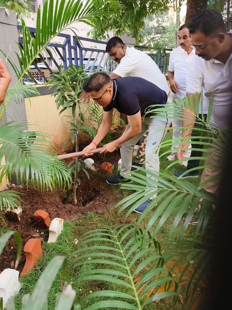 आंतरराष्ट्रीय योग दिनाच्या निमित्ताने पोलीस अधीक्षक ठाणे ग्रामीण मा.स्वामी साहेब,अप्पर पोलीस अधीक्षक भारत तांगडे व पोलीस उपअधीक्षक गृह प्रमोद बाबर साहेब  यांच्या अध्यक्षतेखाली पोलीस अधीक्षक कार्यालयाच्या आवारात वृक्षारोपणाचा कार्यक्रम पार पडला.