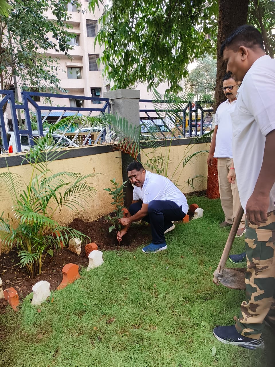 आंतरराष्ट्रीय योग दिनाच्या निमित्ताने पोलीस अधीक्षक ठाणे ग्रामीण मा.स्वामी साहेब,अप्पर पोलीस अधीक्षक भारत तांगडे व पोलीस उपअधीक्षक गृह प्रमोद बाबर साहेब  यांच्या अध्यक्षतेखाली पोलीस अधीक्षक कार्यालयाच्या आवारात वृक्षारोपणाचा कार्यक्रम पार पडला.