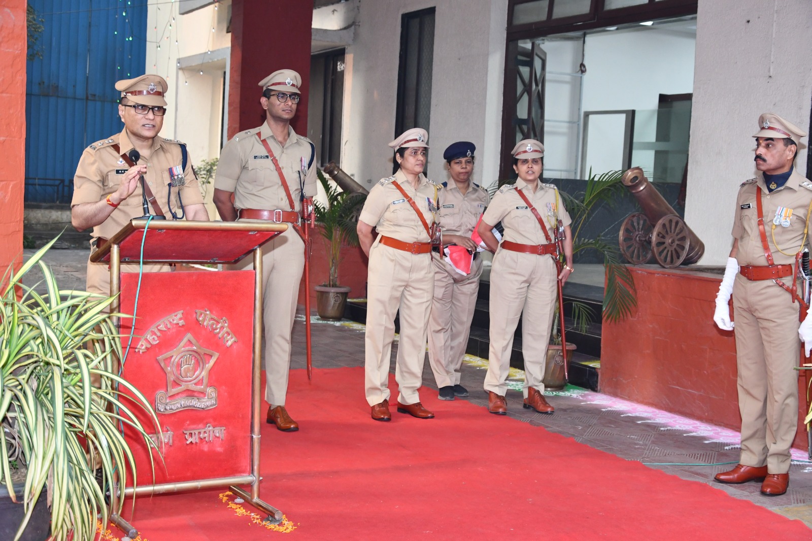 🎉 Republic Day 2026 – A special celebration at the Thane Rural Police Office! 🎉 The national flag hoisting ceremony was conducted by Shri. Dr. D. S. Swami (IPS), Superintendent of Police. Greetings were extended to the officers and staff present on this occasion. 🙏✨ 🕗 8:00 AM | 26-01-2026 📍 Thane Rural 💫 Inspiration of patriotism, recognition of duty! Jai Hind!