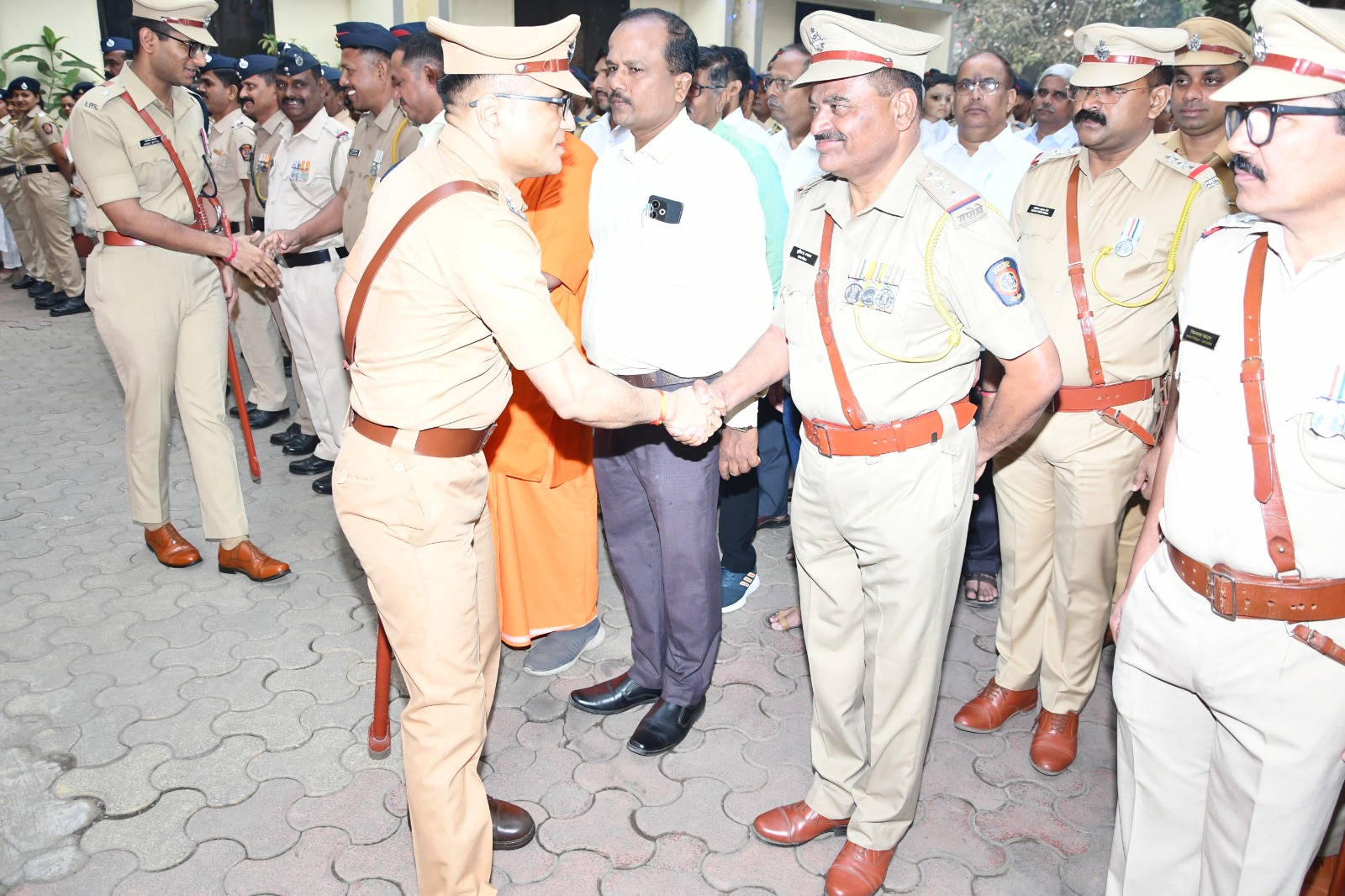 🎉 Republic Day 2026 – A special celebration at the Thane Rural Police Office! 🎉 The national flag hoisting ceremony was conducted by Shri. Dr. D. S. Swami (IPS), Superintendent of Police. Greetings were extended to the officers and staff present on this occasion. 🙏✨ 🕗 8:00 AM | 26-01-2026 📍 Thane Rural 💫 Inspiration of patriotism, recognition of duty! Jai Hind!
