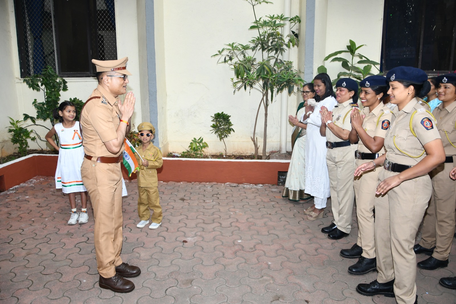 🎉 Republic Day 2026 – A special celebration at the Thane Rural Police Office! 🎉 The national flag hoisting ceremony was conducted by Shri. Dr. D. S. Swami (IPS), Superintendent of Police. Greetings were extended to the officers and staff present on this occasion. 🙏✨ 🕗 8:00 AM | 26-01-2026 📍 Thane Rural 💫 Inspiration of patriotism, recognition of duty! Jai Hind!