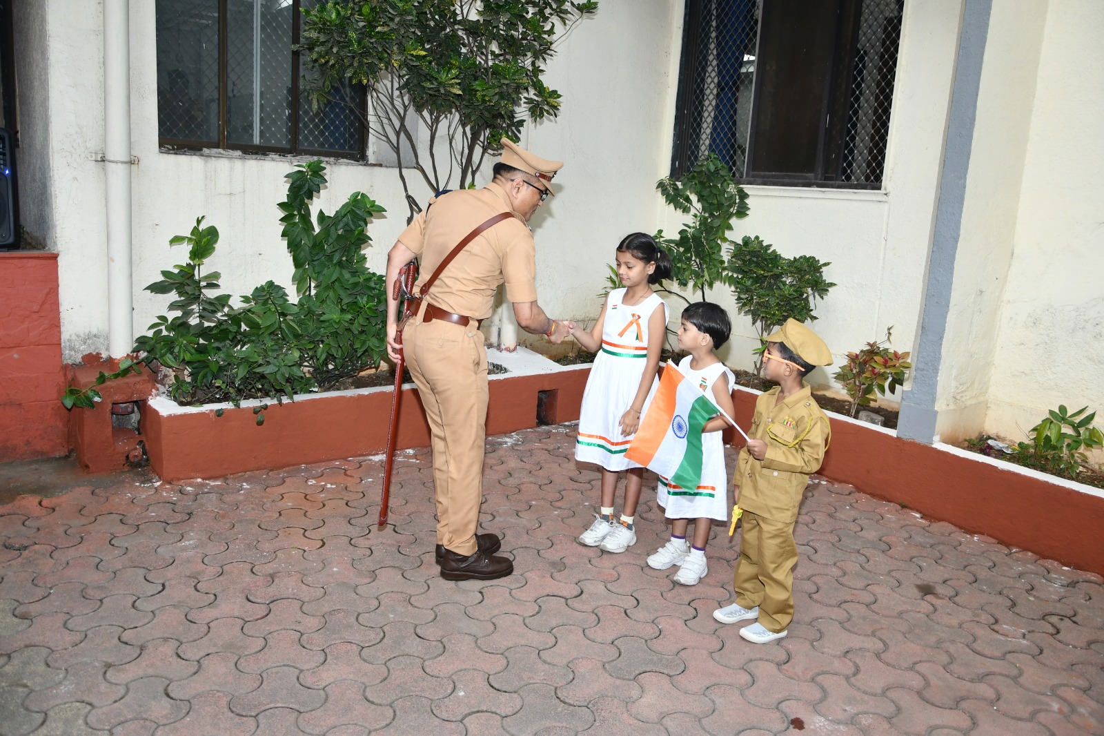 🎉 Republic Day 2026 – A special celebration at the Thane Rural Police Office! 🎉 The national flag hoisting ceremony was conducted by Shri. Dr. D. S. Swami (IPS), Superintendent of Police. Greetings were extended to the officers and staff present on this occasion. 🙏✨ 🕗 8:00 AM | 26-01-2026 📍 Thane Rural 💫 Inspiration of patriotism, recognition of duty! Jai Hind!