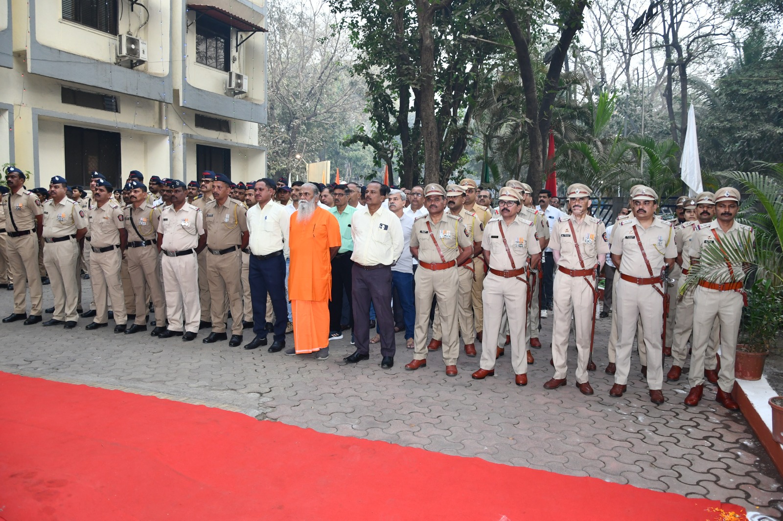 🎉 Republic Day 2026 – A special celebration at the Thane Rural Police Office! 🎉 The national flag hoisting ceremony was conducted by Shri. Dr. D. S. Swami (IPS), Superintendent of Police. Greetings were extended to the officers and staff present on this occasion. 🙏✨ 🕗 8:00 AM | 26-01-2026 📍 Thane Rural 💫 Inspiration of patriotism, recognition of duty! Jai Hind!