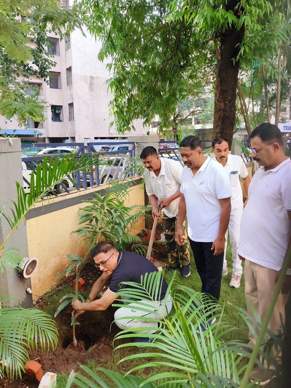 आंतरराष्ट्रीय योग दिनाच्या निमित्ताने पोलीस अधीक्षक ठाणे ग्रामीण मा.स्वामी साहेब,अप्पर पोलीस अधीक्षक भारत तांगडे व पोलीस उपअधीक्षक गृह प्रमोद बाबर साहेब  यांच्या अध्यक्षतेखाली पोलीस अधीक्षक कार्यालयाच्या आवारात वृक्षारोपणाचा कार्यक्रम पार पडला.