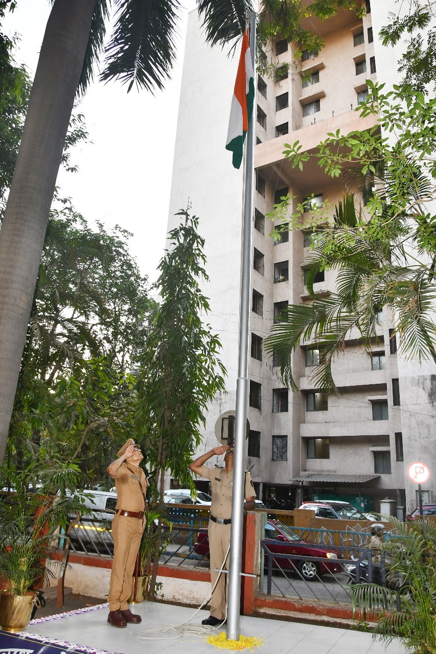 १ मे महाराष्ट्र दिनाच्या निमित्ताने ठाणे ग्रामीण पोलीस अधीक्षक कार्यालयात ध्वजारोहण कार्यक्रम