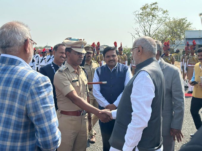 The Hon'ble Governor, Maharashtra State was welcomed by the Hon'ble Superintendent of Police, Akola