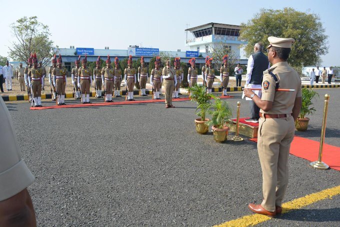 The Hon'ble Governor, Maharashtra State was welcomed by the Hon'ble Superintendent of Police, Akola