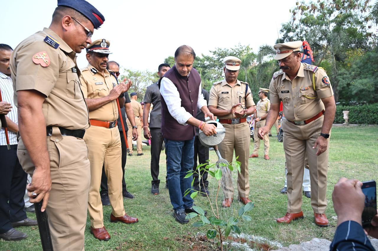 अकोला पोलीस दलाच्या स्मरणिका २०२४ कॉपी टेबल पुस्तिकेचे मा.डॉ.पंकज भोयर, राज्यमंत्री,गृह(ग्रामीण) महाराष्ट्र राज्य यांच्या शुभहस्ते प्रकाशन करण्यात आले.