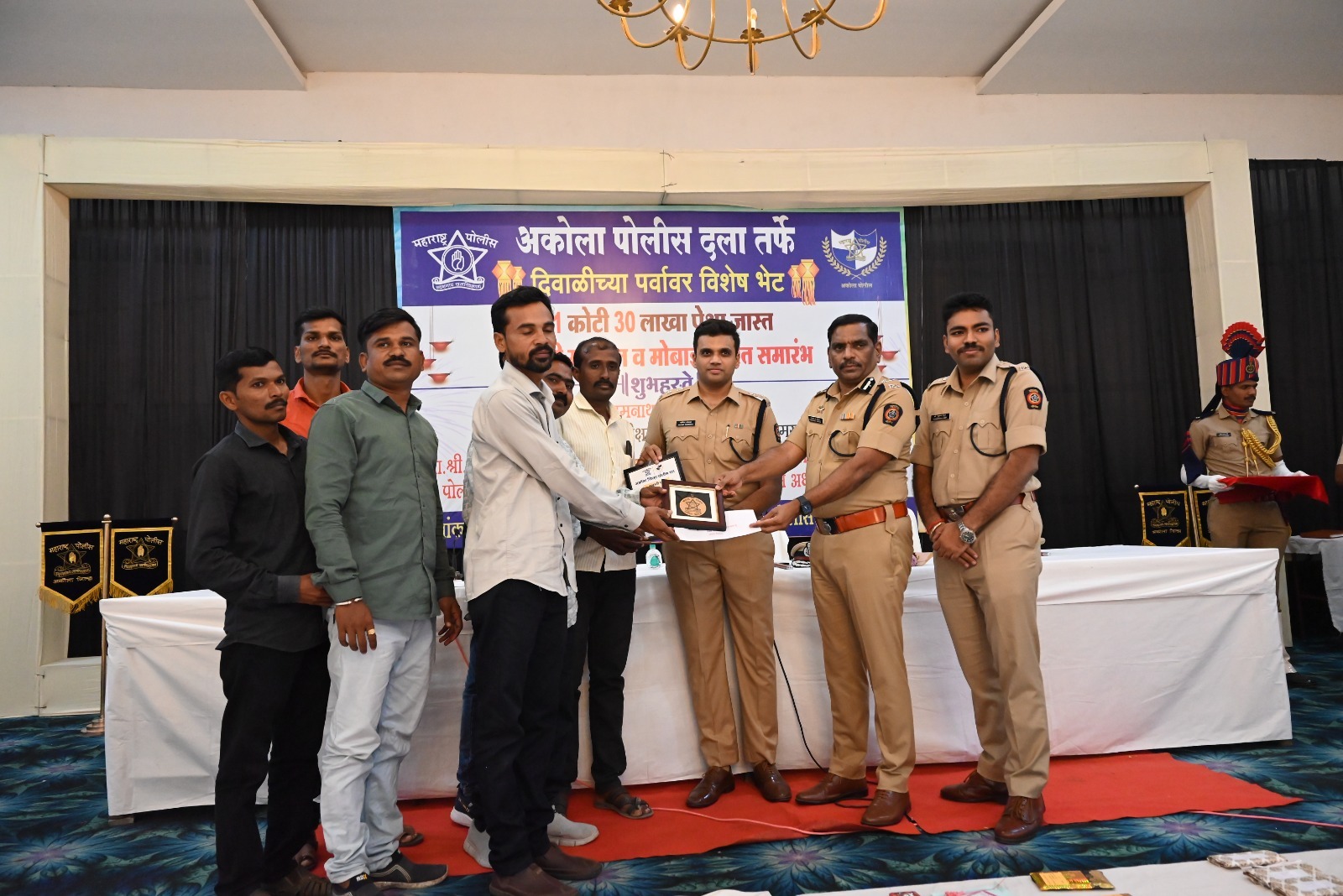 अकोला पोलिसांची नागरिकांना 'दिवाळी भेट': रु. १.३० कोटींचा मुद्देमाल आणि मोबाईल परत!