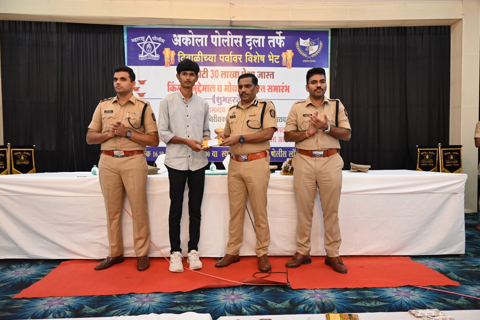 अकोला पोलिसांची नागरिकांना 'दिवाळी भेट': रु. १.३० कोटींचा मुद्देमाल आणि मोबाईल परत!