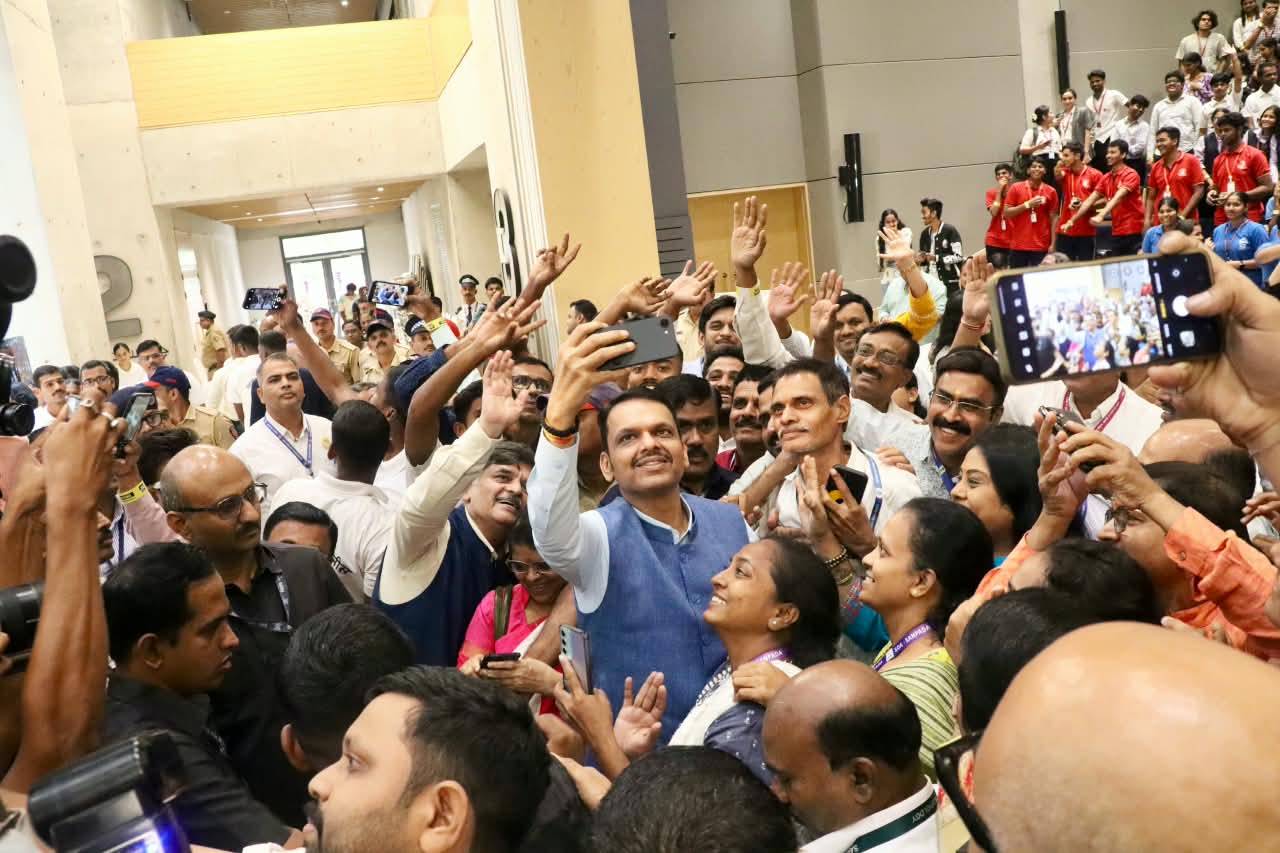 नवी मुंबई पोलिसांच्या 'कॅम्पस कनेक्ट' अभियानाचा शुभारंभ महाराष्ट्राचे मुख्यमंत्री मा. श्री. देवेंद्र फडणवीस यांच्या हस्ते करण्यात आला.