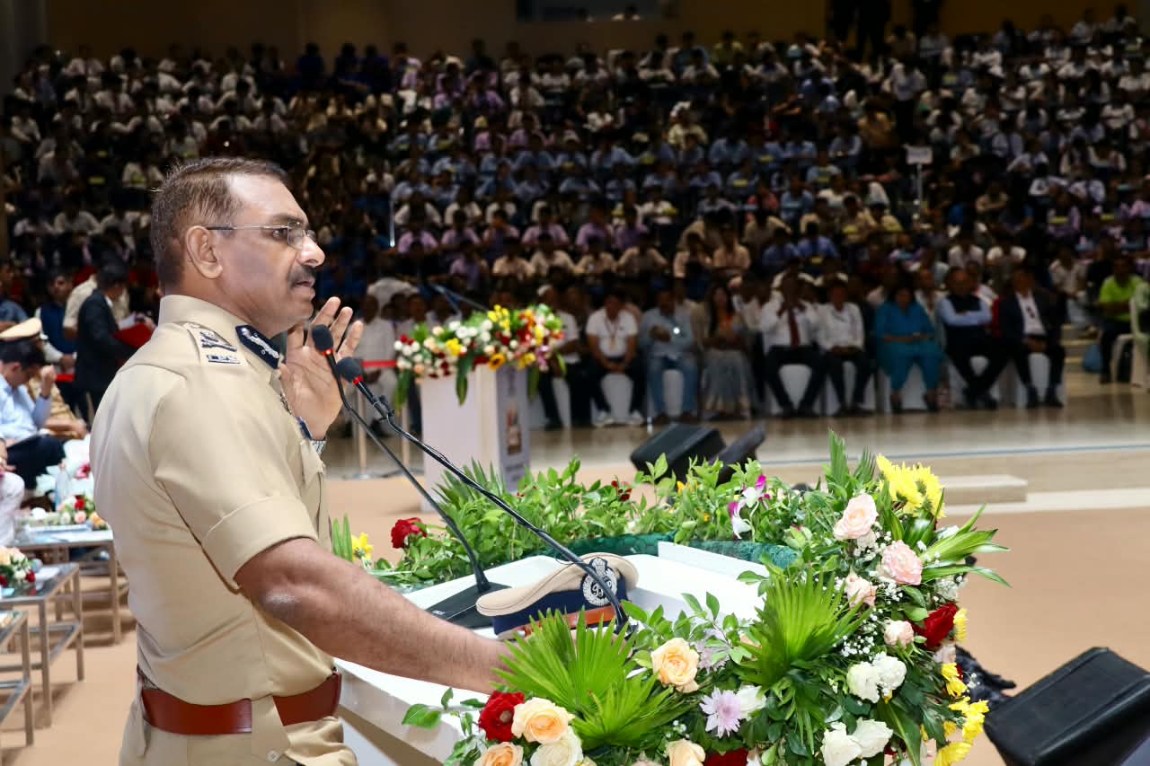 नवी मुंबई पोलिसांच्या 'कॅम्पस कनेक्ट' अभियानाचा शुभारंभ महाराष्ट्राचे मुख्यमंत्री मा. श्री. देवेंद्र फडणवीस यांच्या हस्ते करण्यात आला.