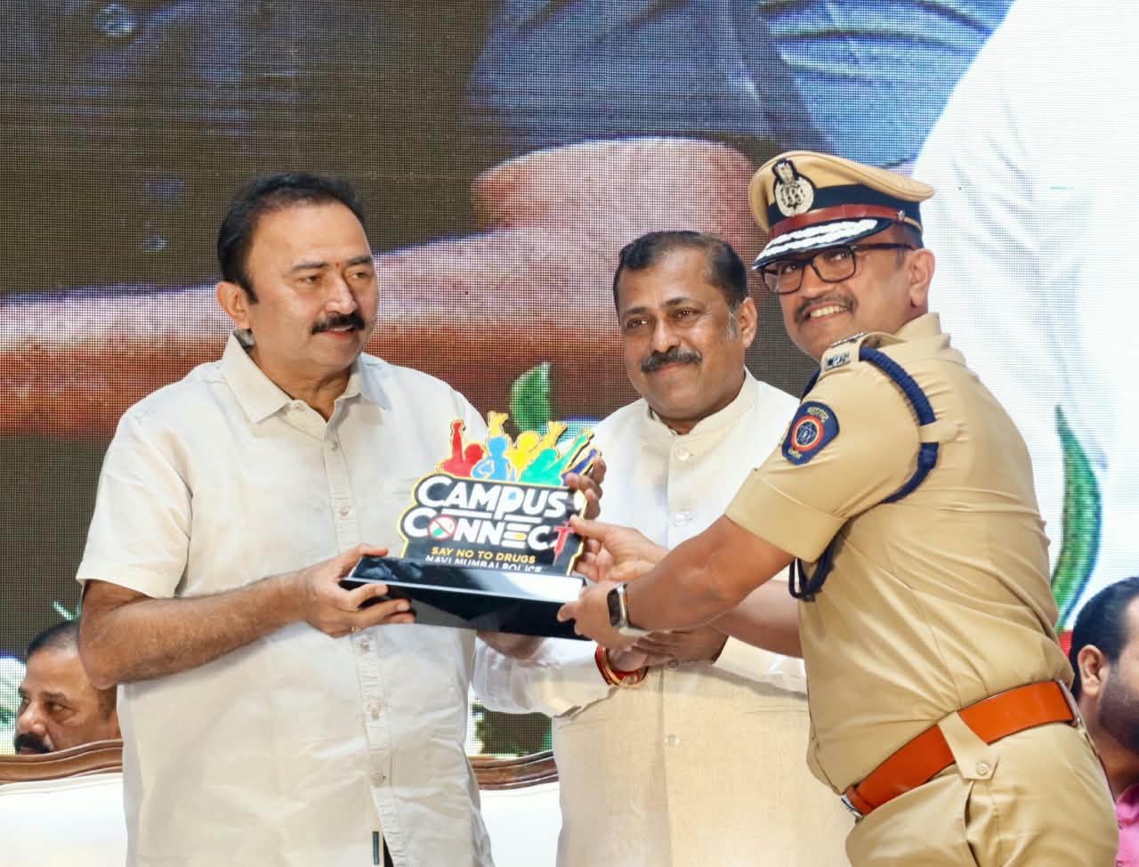 नवी मुंबई पोलिसांच्या 'कॅम्पस कनेक्ट' अभियानाचा शुभारंभ महाराष्ट्राचे मुख्यमंत्री मा. श्री. देवेंद्र फडणवीस यांच्या हस्ते करण्यात आला.