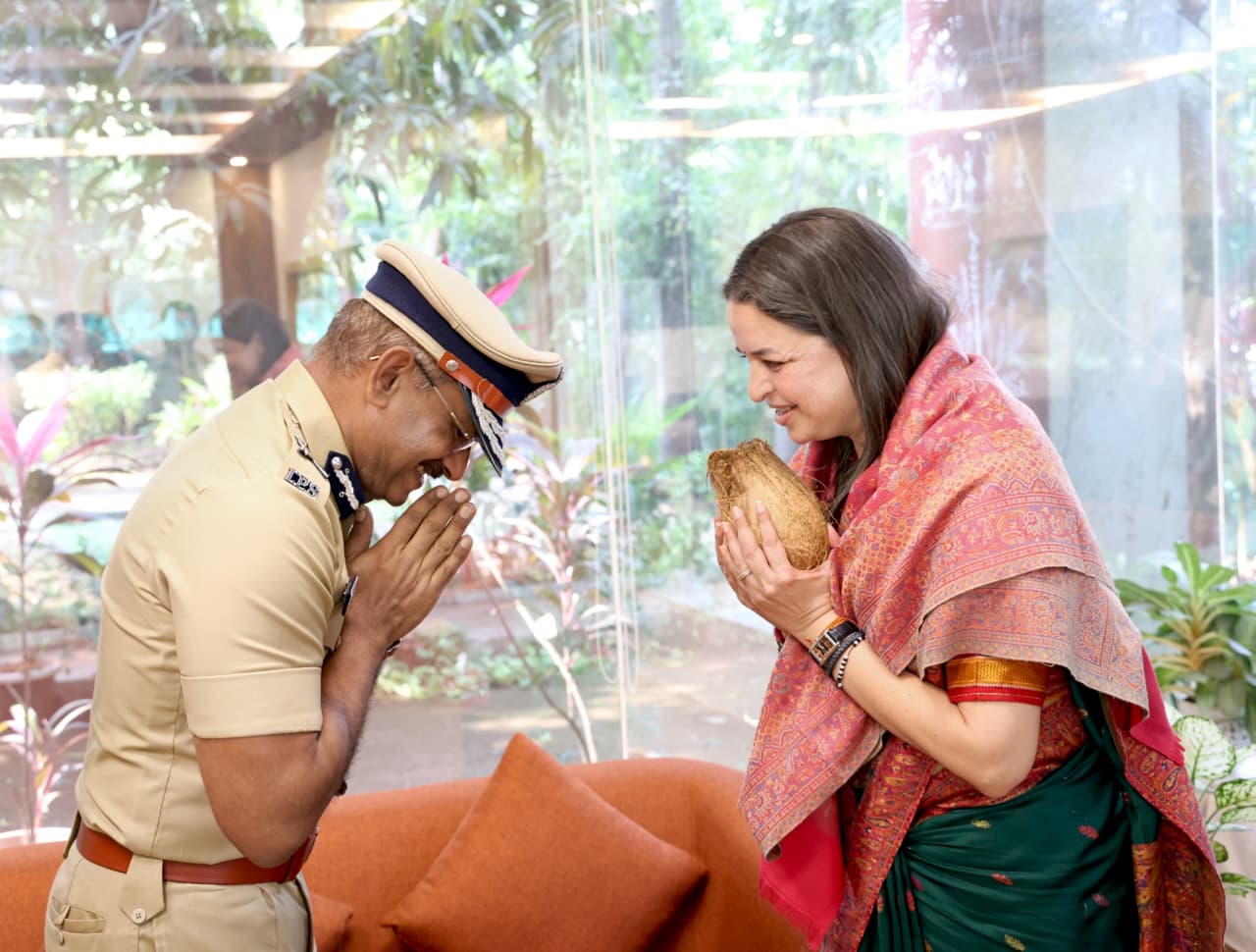 फोटो महाराष्ट्र शासनाच्या अपर मुख्य सचिव (गृह) मा. श्रीमती मनीषा पाटणकर-म्हैसकर यांची नवी मुंबई पोलीस आयुक्तालय व पुरावा व्यवस्थापन केंद्रास (EMC) भेट.
