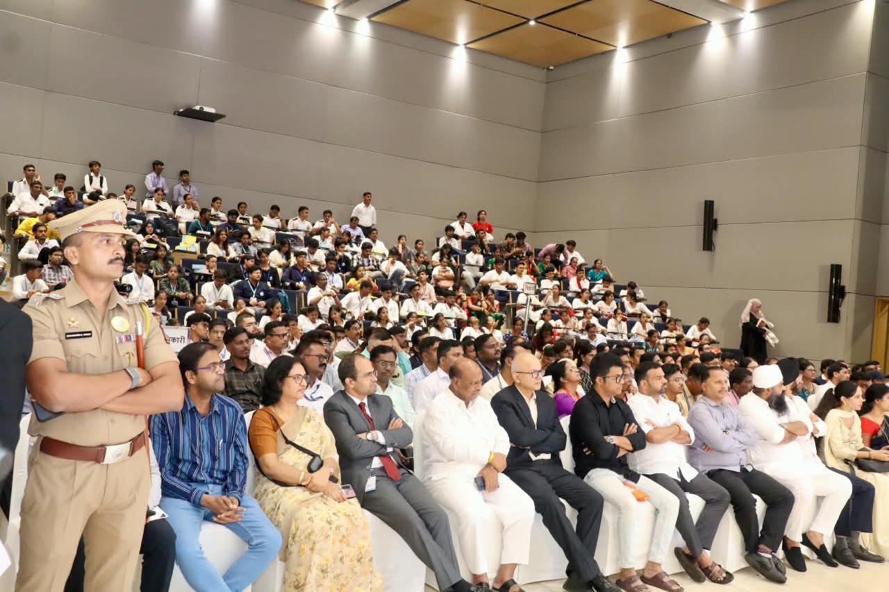 नवी मुंबई पोलिसांच्या 'कॅम्पस कनेक्ट' अभियानाचा शुभारंभ महाराष्ट्राचे मुख्यमंत्री मा. श्री. देवेंद्र फडणवीस यांच्या हस्ते करण्यात आला.
