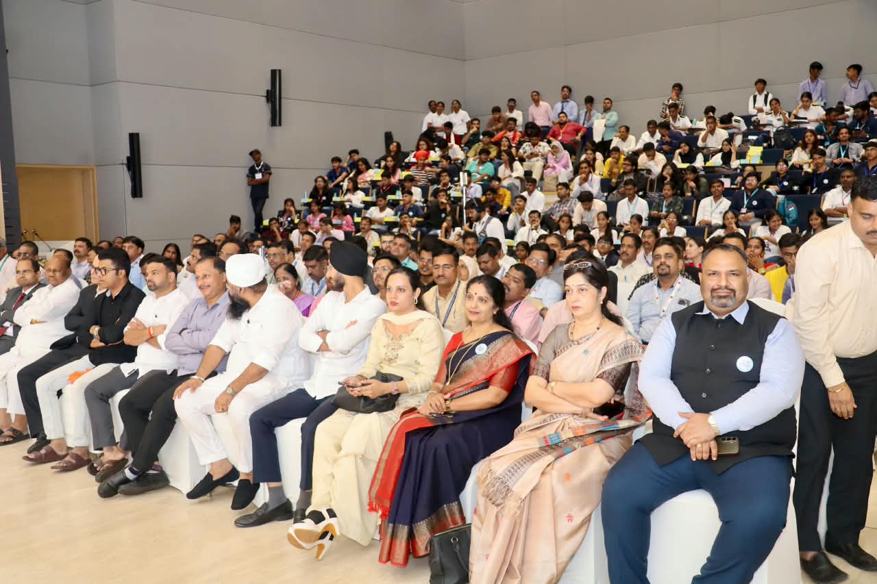 नवी मुंबई पोलिसांच्या 'कॅम्पस कनेक्ट' अभियानाचा शुभारंभ महाराष्ट्राचे मुख्यमंत्री मा. श्री. देवेंद्र फडणवीस यांच्या हस्ते करण्यात आला.