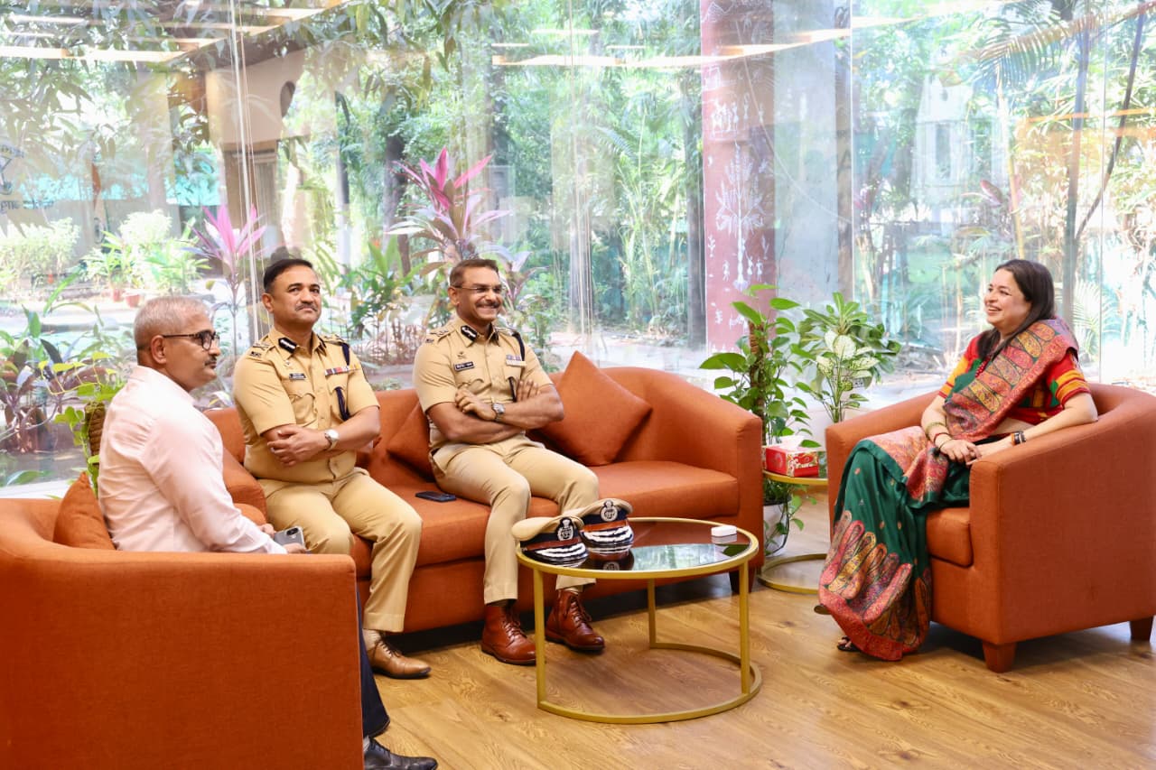 फोटो महाराष्ट्र शासनाच्या अपर मुख्य सचिव (गृह) मा. श्रीमती मनीषा पाटणकर-म्हैसकर यांची नवी मुंबई पोलीस आयुक्तालय व पुरावा व्यवस्थापन केंद्रास (EMC) भेट.
