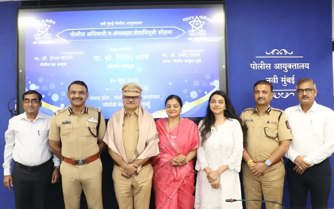 फोटो आज गणवेशाला निरोप असला, तरी या गणवेशाचा सन्मान वाढविणाऱ्या तुमच्या सेवेला कधीच निरोप नाही. कर्तव्यनिष्ठा, शिस्त, प्रामाणिकपणा आणि जनसेवेची तुमची अमूल्य परंपरा सदैव प्रेरणादायी राहील. नवी मुंबई पोलीस दल तुमच्या समर्पित सेवेला मनःपूर्वक सलाम करते. दि. ३० जून २०२६ रोजी नियमित वयोमानानुसार सेवानिवृत्त झालेल्या सर्व अधिकारी व पोलीस अंमलदारांना निवृत्तीच्या नव्या जीवनप्रवासासाठी हार्दिक शुभेच्छा! . . #navimumbaipolice