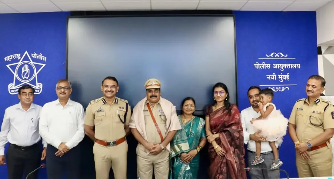 फोटो आज गणवेशाला निरोप असला, तरी या गणवेशाचा सन्मान वाढविणाऱ्या तुमच्या सेवेला कधीच निरोप नाही. कर्तव्यनिष्ठा, शिस्त, प्रामाणिकपणा आणि जनसेवेची तुमची अमूल्य परंपरा सदैव प्रेरणादायी राहील. नवी मुंबई पोलीस दल तुमच्या समर्पित सेवेला मनःपूर्वक सलाम करते. दि. ३० जून २०२६ रोजी नियमित वयोमानानुसार सेवानिवृत्त झालेल्या सर्व अधिकारी व पोलीस अंमलदारांना निवृत्तीच्या नव्या जीवनप्रवासासाठी हार्दिक शुभेच्छा! . . #navimumbaipolice
