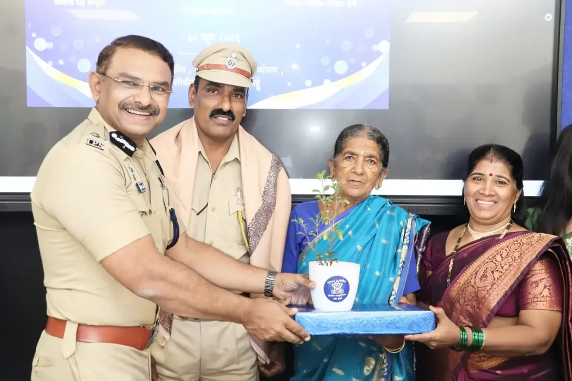 फोटो आज गणवेशाला निरोप असला, तरी या गणवेशाचा सन्मान वाढविणाऱ्या तुमच्या सेवेला कधीच निरोप नाही. कर्तव्यनिष्ठा, शिस्त, प्रामाणिकपणा आणि जनसेवेची तुमची अमूल्य परंपरा सदैव प्रेरणादायी राहील. नवी मुंबई पोलीस दल तुमच्या समर्पित सेवेला मनःपूर्वक सलाम करते. दि. ३० जून २०२६ रोजी नियमित वयोमानानुसार सेवानिवृत्त झालेल्या सर्व अधिकारी व पोलीस अंमलदारांना निवृत्तीच्या नव्या जीवनप्रवासासाठी हार्दिक शुभेच्छा! . . #navimumbaipolice