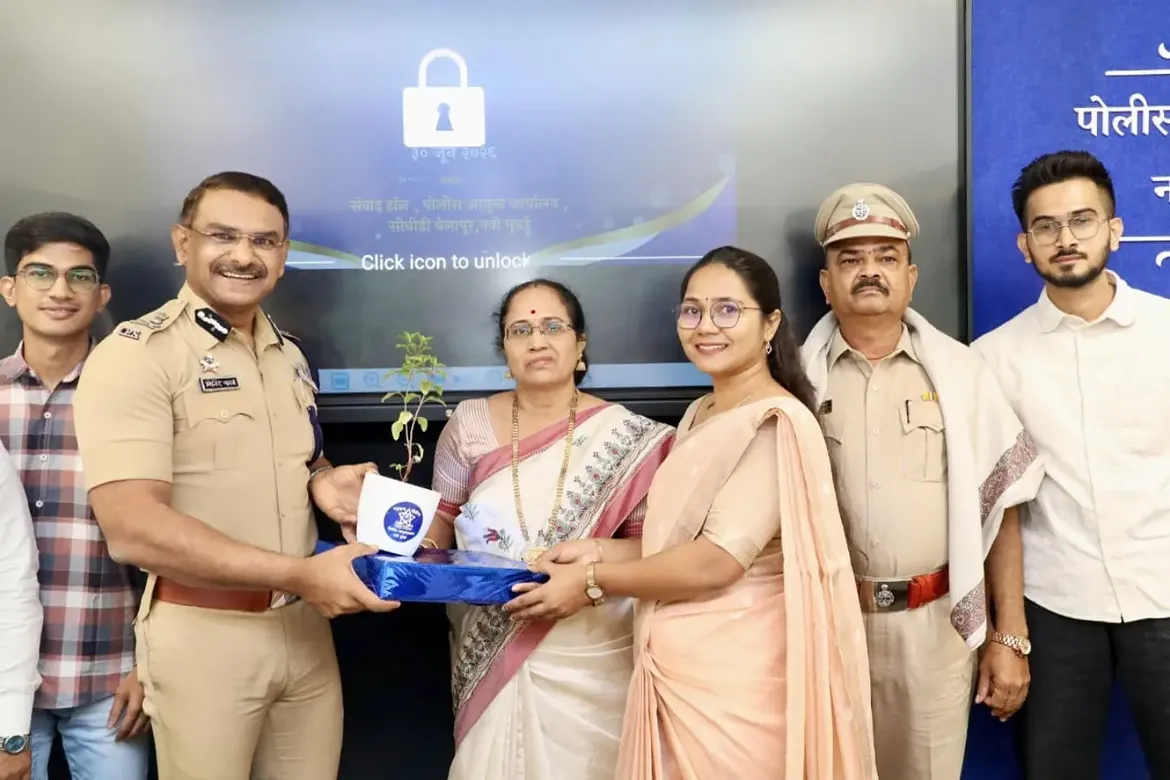 फोटो आज गणवेशाला निरोप असला, तरी या गणवेशाचा सन्मान वाढविणाऱ्या तुमच्या सेवेला कधीच निरोप नाही. कर्तव्यनिष्ठा, शिस्त, प्रामाणिकपणा आणि जनसेवेची तुमची अमूल्य परंपरा सदैव प्रेरणादायी राहील. नवी मुंबई पोलीस दल तुमच्या समर्पित सेवेला मनःपूर्वक सलाम करते. दि. ३० जून २०२६ रोजी नियमित वयोमानानुसार सेवानिवृत्त झालेल्या सर्व अधिकारी व पोलीस अंमलदारांना निवृत्तीच्या नव्या जीवनप्रवासासाठी हार्दिक शुभेच्छा! . . #navimumbaipolice