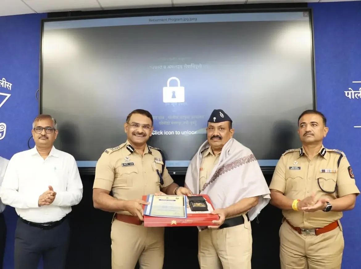 फोटो आज गणवेशाला निरोप असला, तरी या गणवेशाचा सन्मान वाढविणाऱ्या तुमच्या सेवेला कधीच निरोप नाही. कर्तव्यनिष्ठा, शिस्त, प्रामाणिकपणा आणि जनसेवेची तुमची अमूल्य परंपरा सदैव प्रेरणादायी राहील. नवी मुंबई पोलीस दल तुमच्या समर्पित सेवेला मनःपूर्वक सलाम करते. दि. ३० जून २०२६ रोजी नियमित वयोमानानुसार सेवानिवृत्त झालेल्या सर्व अधिकारी व पोलीस अंमलदारांना निवृत्तीच्या नव्या जीवनप्रवासासाठी हार्दिक शुभेच्छा! . . #navimumbaipolice