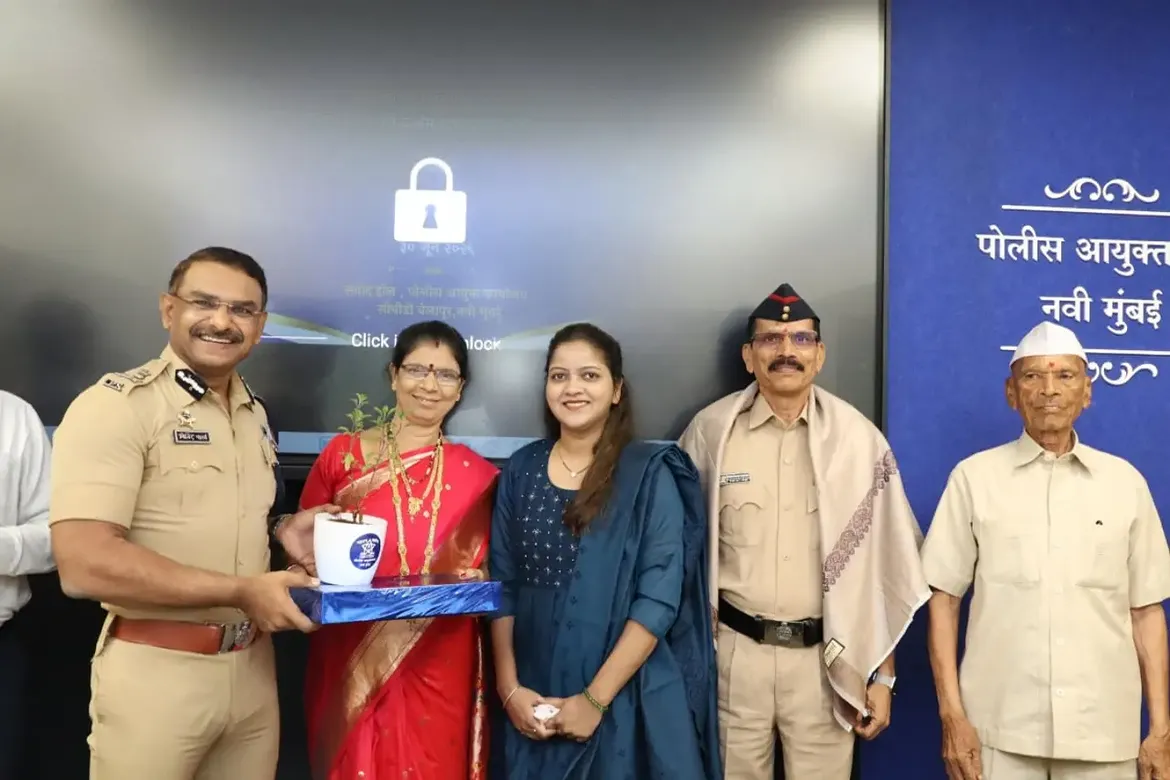 फोटो आज गणवेशाला निरोप असला, तरी या गणवेशाचा सन्मान वाढविणाऱ्या तुमच्या सेवेला कधीच निरोप नाही. कर्तव्यनिष्ठा, शिस्त, प्रामाणिकपणा आणि जनसेवेची तुमची अमूल्य परंपरा सदैव प्रेरणादायी राहील. नवी मुंबई पोलीस दल तुमच्या समर्पित सेवेला मनःपूर्वक सलाम करते. दि. ३० जून २०२६ रोजी नियमित वयोमानानुसार सेवानिवृत्त झालेल्या सर्व अधिकारी व पोलीस अंमलदारांना निवृत्तीच्या नव्या जीवनप्रवासासाठी हार्दिक शुभेच्छा! . . #navimumbaipolice
