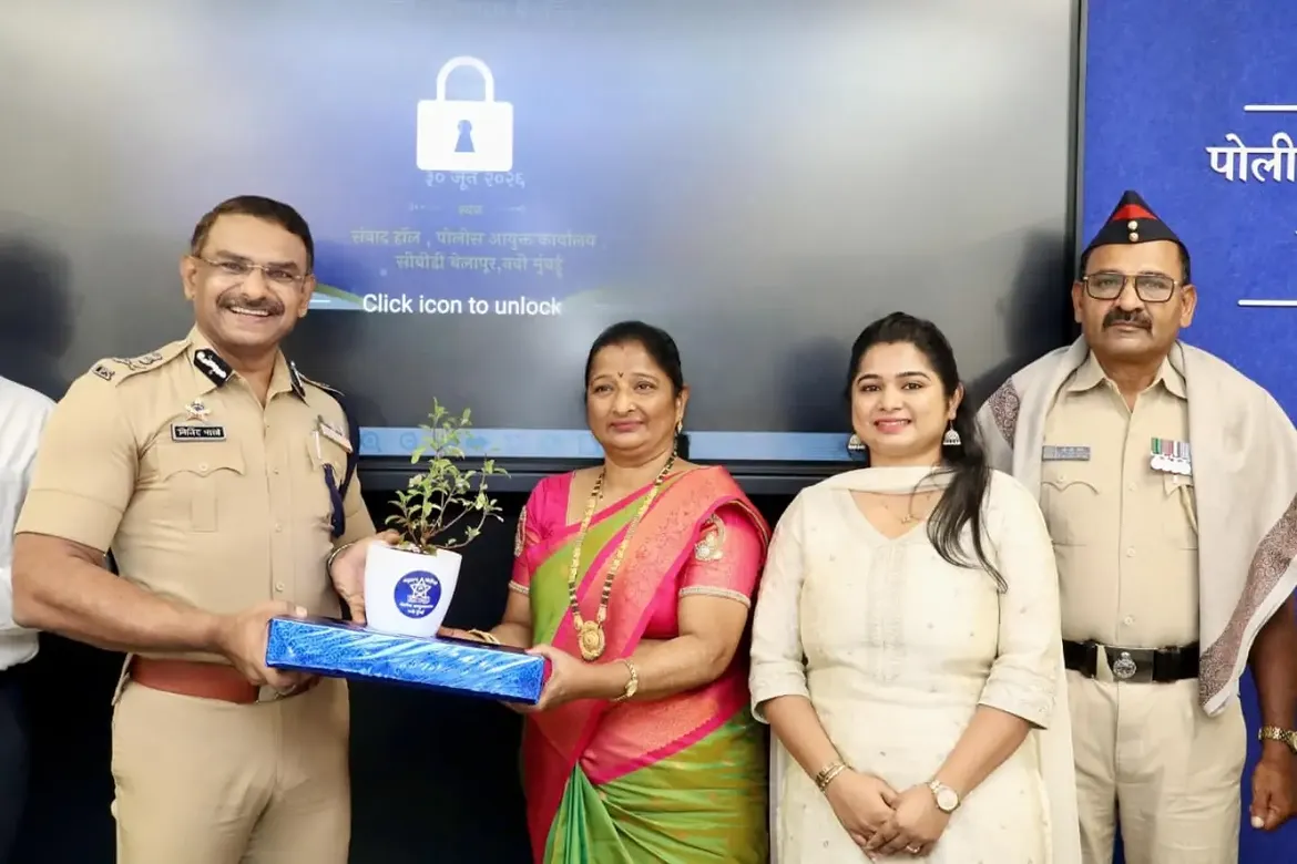 फोटो आज गणवेशाला निरोप असला, तरी या गणवेशाचा सन्मान वाढविणाऱ्या तुमच्या सेवेला कधीच निरोप नाही. कर्तव्यनिष्ठा, शिस्त, प्रामाणिकपणा आणि जनसेवेची तुमची अमूल्य परंपरा सदैव प्रेरणादायी राहील. नवी मुंबई पोलीस दल तुमच्या समर्पित सेवेला मनःपूर्वक सलाम करते. दि. ३० जून २०२६ रोजी नियमित वयोमानानुसार सेवानिवृत्त झालेल्या सर्व अधिकारी व पोलीस अंमलदारांना निवृत्तीच्या नव्या जीवनप्रवासासाठी हार्दिक शुभेच्छा! . . #navimumbaipolice
