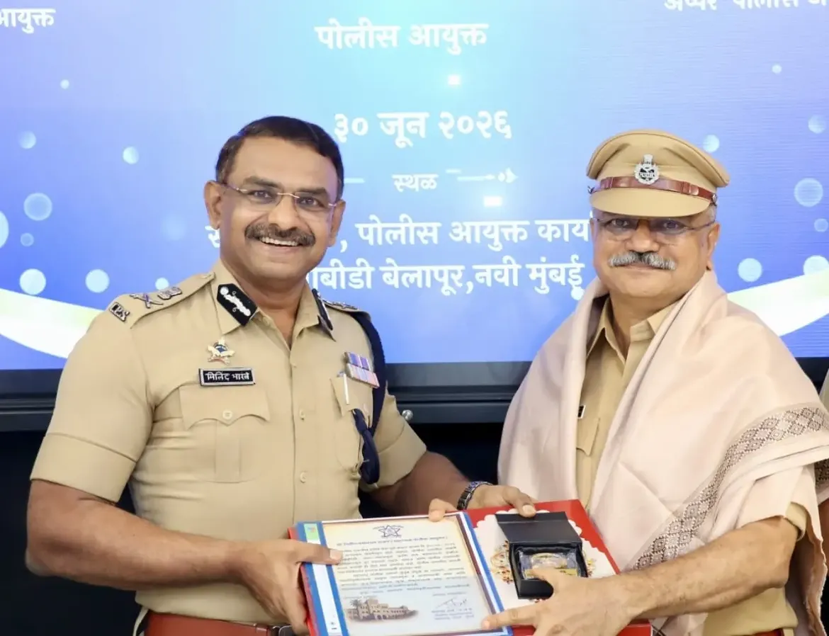 फोटो आज गणवेशाला निरोप असला, तरी या गणवेशाचा सन्मान वाढविणाऱ्या तुमच्या सेवेला कधीच निरोप नाही. कर्तव्यनिष्ठा, शिस्त, प्रामाणिकपणा आणि जनसेवेची तुमची अमूल्य परंपरा सदैव प्रेरणादायी राहील. नवी मुंबई पोलीस दल तुमच्या समर्पित सेवेला मनःपूर्वक सलाम करते. दि. ३० जून २०२६ रोजी नियमित वयोमानानुसार सेवानिवृत्त झालेल्या सर्व अधिकारी व पोलीस अंमलदारांना निवृत्तीच्या नव्या जीवनप्रवासासाठी हार्दिक शुभेच्छा! . . #navimumbaipolice