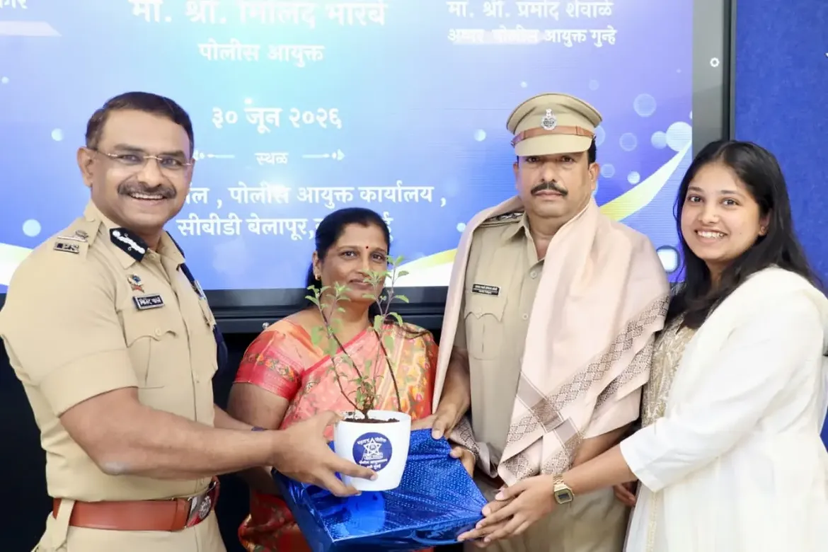 फोटो आज गणवेशाला निरोप असला, तरी या गणवेशाचा सन्मान वाढविणाऱ्या तुमच्या सेवेला कधीच निरोप नाही. कर्तव्यनिष्ठा, शिस्त, प्रामाणिकपणा आणि जनसेवेची तुमची अमूल्य परंपरा सदैव प्रेरणादायी राहील. नवी मुंबई पोलीस दल तुमच्या समर्पित सेवेला मनःपूर्वक सलाम करते. दि. ३० जून २०२६ रोजी नियमित वयोमानानुसार सेवानिवृत्त झालेल्या सर्व अधिकारी व पोलीस अंमलदारांना निवृत्तीच्या नव्या जीवनप्रवासासाठी हार्दिक शुभेच्छा! . . #navimumbaipolice
