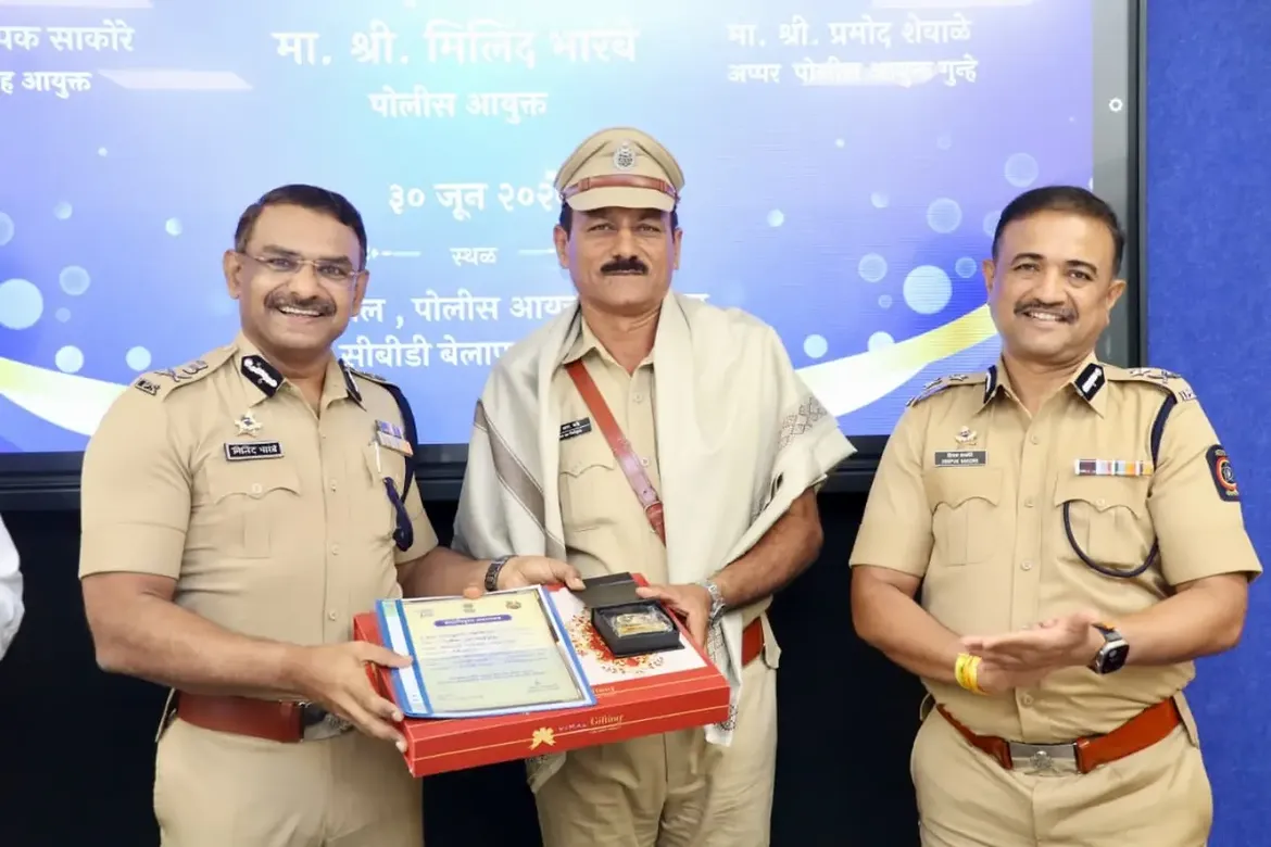 फोटो आज गणवेशाला निरोप असला, तरी या गणवेशाचा सन्मान वाढविणाऱ्या तुमच्या सेवेला कधीच निरोप नाही. कर्तव्यनिष्ठा, शिस्त, प्रामाणिकपणा आणि जनसेवेची तुमची अमूल्य परंपरा सदैव प्रेरणादायी राहील. नवी मुंबई पोलीस दल तुमच्या समर्पित सेवेला मनःपूर्वक सलाम करते. दि. ३० जून २०२६ रोजी नियमित वयोमानानुसार सेवानिवृत्त झालेल्या सर्व अधिकारी व पोलीस अंमलदारांना निवृत्तीच्या नव्या जीवनप्रवासासाठी हार्दिक शुभेच्छा! . . #navimumbaipolice