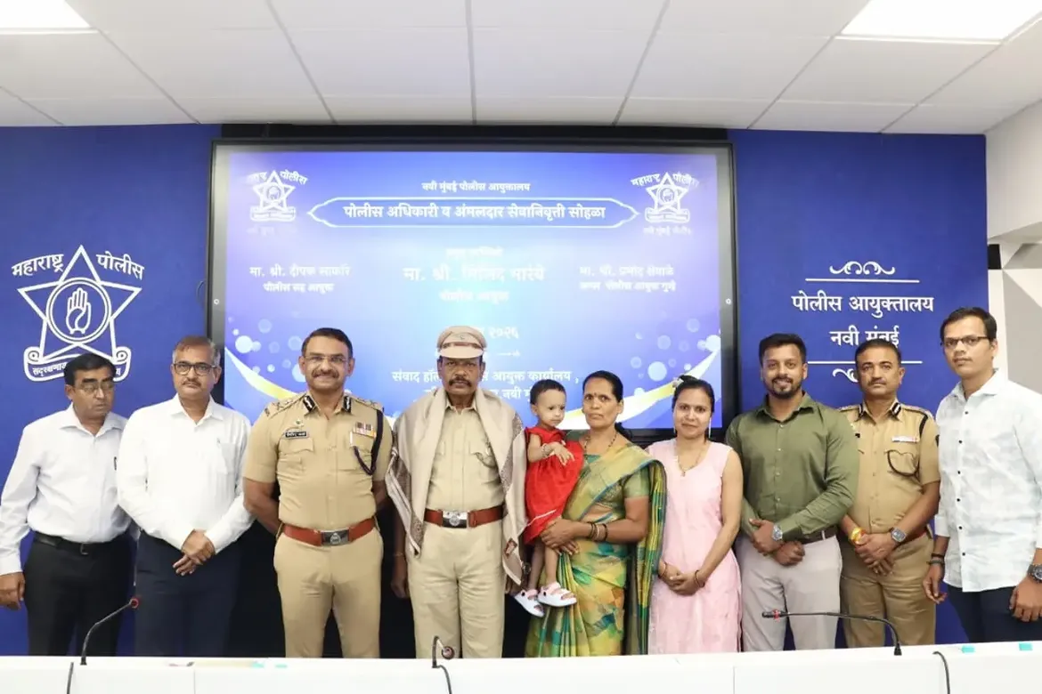 फोटो आज गणवेशाला निरोप असला, तरी या गणवेशाचा सन्मान वाढविणाऱ्या तुमच्या सेवेला कधीच निरोप नाही. कर्तव्यनिष्ठा, शिस्त, प्रामाणिकपणा आणि जनसेवेची तुमची अमूल्य परंपरा सदैव प्रेरणादायी राहील. नवी मुंबई पोलीस दल तुमच्या समर्पित सेवेला मनःपूर्वक सलाम करते. दि. ३० जून २०२६ रोजी नियमित वयोमानानुसार सेवानिवृत्त झालेल्या सर्व अधिकारी व पोलीस अंमलदारांना निवृत्तीच्या नव्या जीवनप्रवासासाठी हार्दिक शुभेच्छा! . . #navimumbaipolice