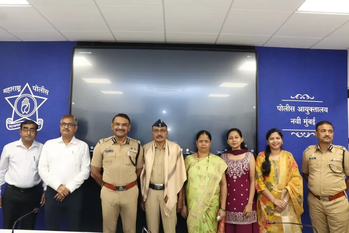 फोटो आज गणवेशाला निरोप असला, तरी या गणवेशाचा सन्मान वाढविणाऱ्या तुमच्या सेवेला कधीच निरोप नाही. कर्तव्यनिष्ठा, शिस्त, प्रामाणिकपणा आणि जनसेवेची तुमची अमूल्य परंपरा सदैव प्रेरणादायी राहील. नवी मुंबई पोलीस दल तुमच्या समर्पित सेवेला मनःपूर्वक सलाम करते. दि. ३० जून २०२६ रोजी नियमित वयोमानानुसार सेवानिवृत्त झालेल्या सर्व अधिकारी व पोलीस अंमलदारांना निवृत्तीच्या नव्या जीवनप्रवासासाठी हार्दिक शुभेच्छा! . . #navimumbaipolice