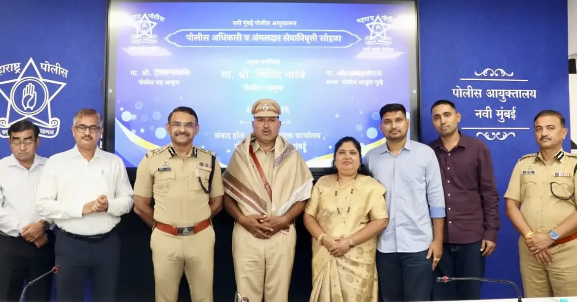 फोटो आज गणवेशाला निरोप असला, तरी या गणवेशाचा सन्मान वाढविणाऱ्या तुमच्या सेवेला कधीच निरोप नाही. कर्तव्यनिष्ठा, शिस्त, प्रामाणिकपणा आणि जनसेवेची तुमची अमूल्य परंपरा सदैव प्रेरणादायी राहील. नवी मुंबई पोलीस दल तुमच्या समर्पित सेवेला मनःपूर्वक सलाम करते. दि. ३० जून २०२६ रोजी नियमित वयोमानानुसार सेवानिवृत्त झालेल्या सर्व अधिकारी व पोलीस अंमलदारांना निवृत्तीच्या नव्या जीवनप्रवासासाठी हार्दिक शुभेच्छा! . . #navimumbaipolice