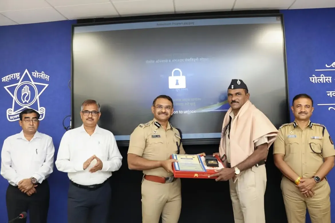 फोटो आज गणवेशाला निरोप असला, तरी या गणवेशाचा सन्मान वाढविणाऱ्या तुमच्या सेवेला कधीच निरोप नाही. कर्तव्यनिष्ठा, शिस्त, प्रामाणिकपणा आणि जनसेवेची तुमची अमूल्य परंपरा सदैव प्रेरणादायी राहील. नवी मुंबई पोलीस दल तुमच्या समर्पित सेवेला मनःपूर्वक सलाम करते. दि. ३० जून २०२६ रोजी नियमित वयोमानानुसार सेवानिवृत्त झालेल्या सर्व अधिकारी व पोलीस अंमलदारांना निवृत्तीच्या नव्या जीवनप्रवासासाठी हार्दिक शुभेच्छा! . . #navimumbaipolice